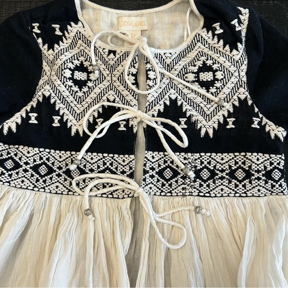 Lucy and Laurel Tribal Boho Embroidered Blouse - Picture 9 of 11